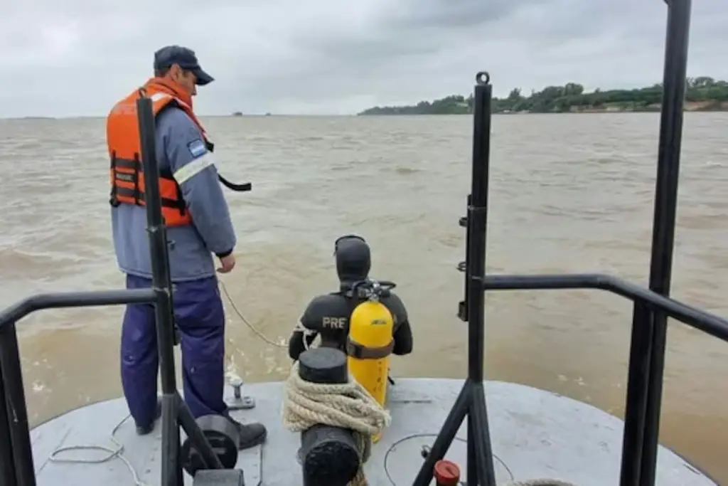 Prefectura busca en el río Paraná. Foto: La Nación