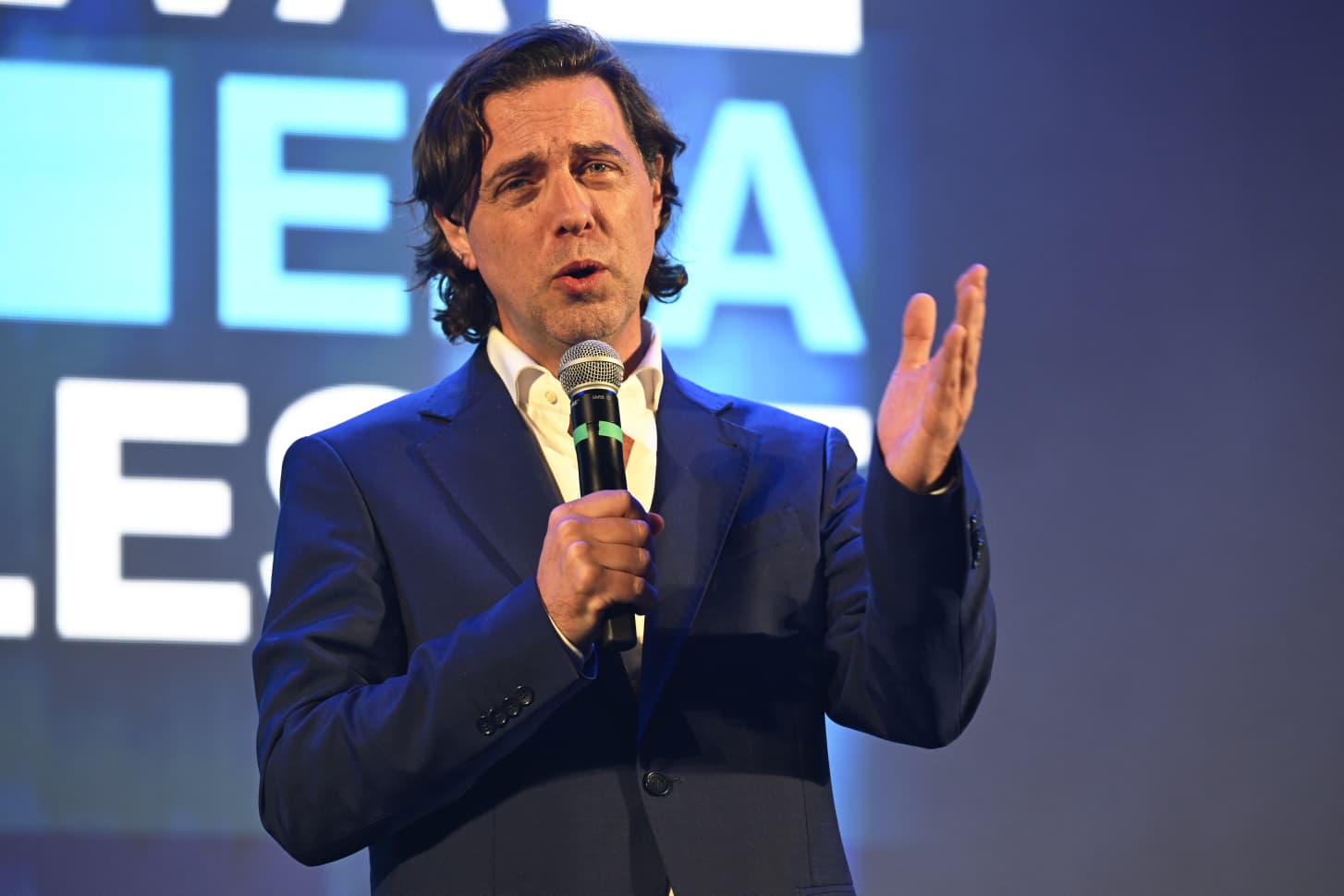 Ignacio Alonso habla en una conferencia de prensa. Foto: El País