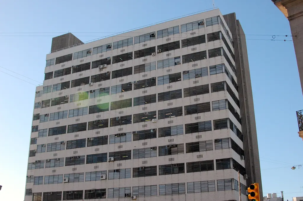 Edificio del Banco Central del Uruguay, que elabora el Indicador Mensual de Actividad Económica, visto desde la calle 25 de Mayo, en Montevideo. Foto: Andrés Franchi Ugart / Wikimedia Commons (CC BY-SA 3.0) (archivo)