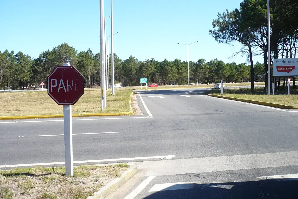 Cartel de pare en un cruce de la ruta Interbalnearia en Ciudad de la Costa. Foto: Andrés Franchi Ugart / Wikimedia Commons (CC BY-SA 3.0) (archivo)