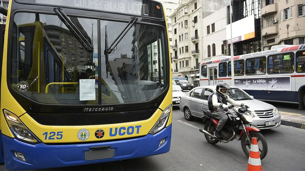 Ómnibus de la cooperativa UCOT detenido en una calle del Centro de Montevideo. Foto: Valentín Río / Wikimedia Commons (CC BY-SA 4.0) (archivo)