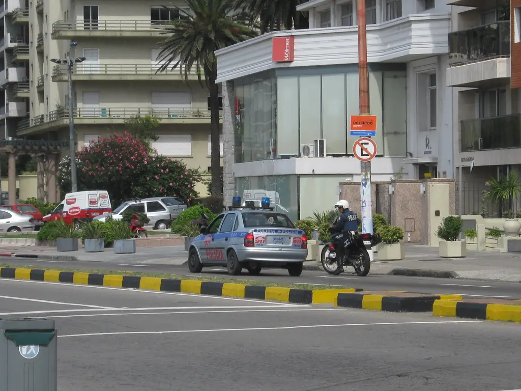 Patrullero y motociclista de la Policía en una avenida costera de Montevideo, imagen ilustrativa. Foto: Jorge Andrade / Wikimedia Commons (CC BY 2.0) (archivo)