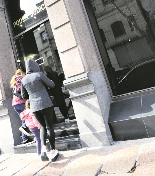 INAU: ingresan 3 niños por día al amparo y los oficios judiciales se triplicaron en cinco años. Foto: El País