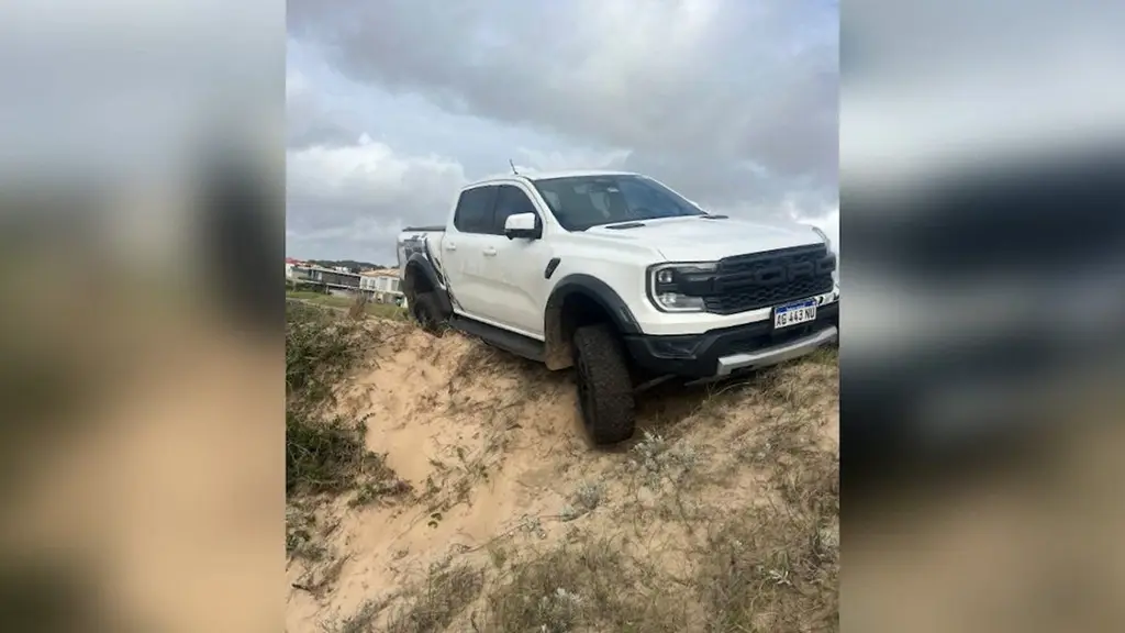 Una camioneta blanca atascada en la arena de las dunas, entre Manantiales y La Barra. Foto: Subrayado