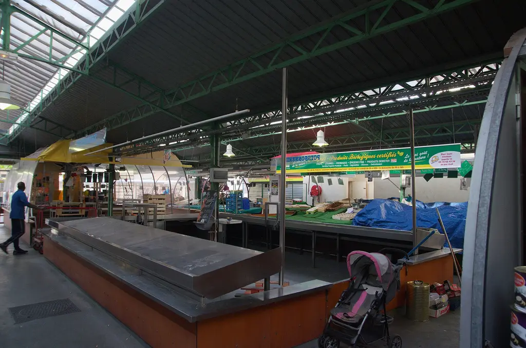 Puestos bajo la estructura metálica del Marché des Enfants Rouges, en el barrio del Marais, París. Foto: Popolon / Wikimedia Commons (CC BY-SA 3.0) (archivo)