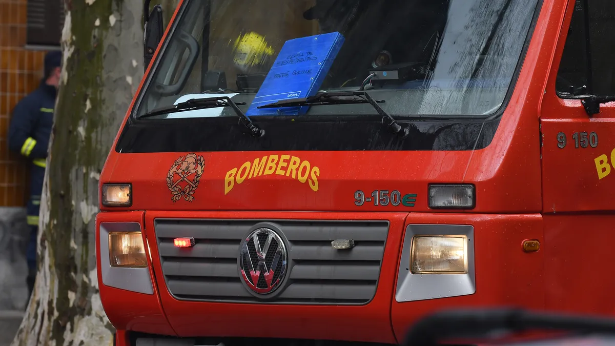 Bomberos y Policía trabajan en un incendio doméstico. Foto: Leonardo Carreño / El Observador