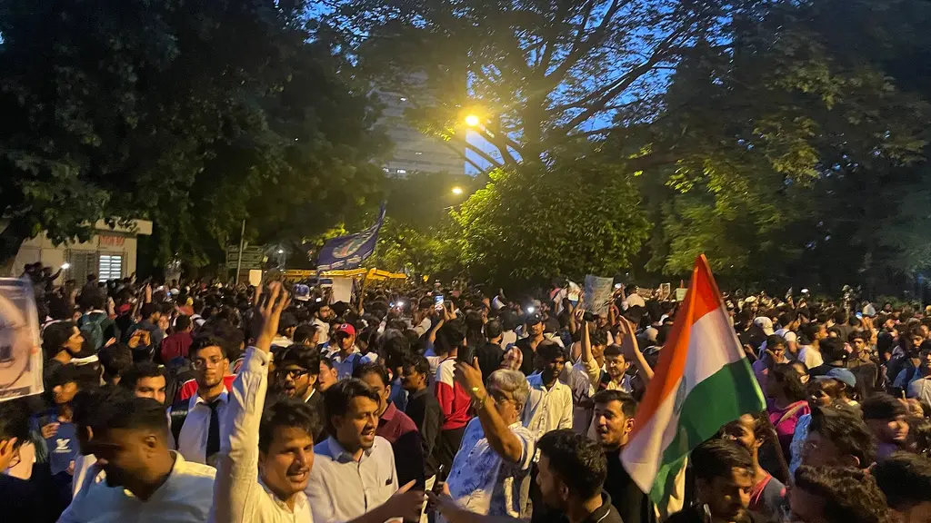 Manifestantes con una bandera india durante una protesta nocturna en Jantar Mantar, Nueva Delhi, en julio (archivo). Foto: Alnitak-Alnilam-Mintaka / Wikimedia Commons (CC BY-SA 4.0) (archivo)