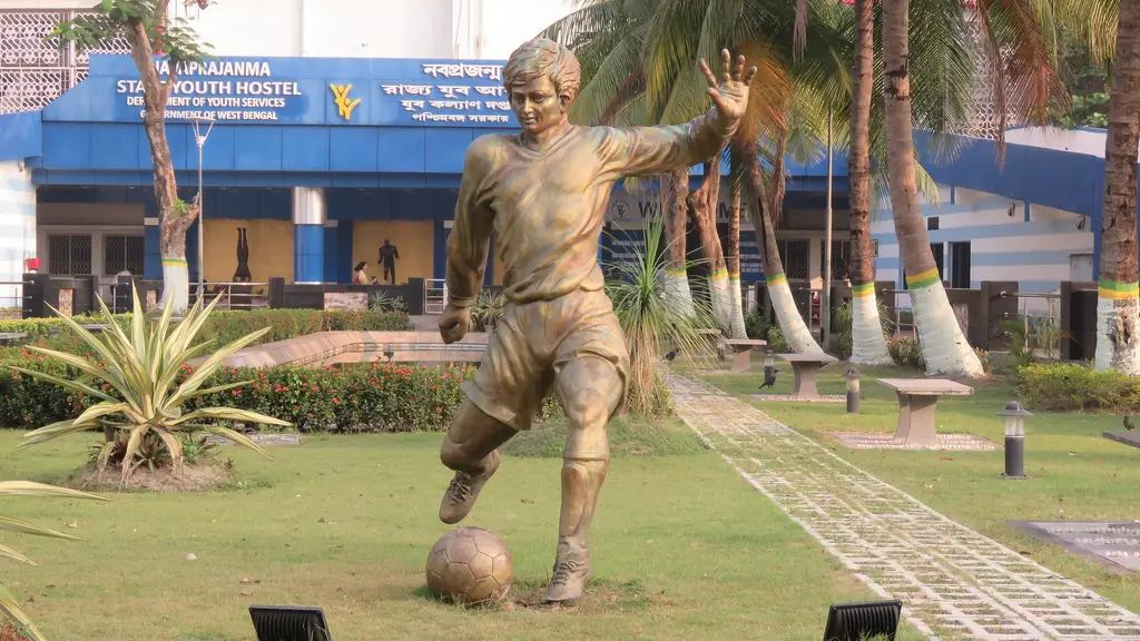 Estatua de bronce de un futbolista con la pelota en los jardines del complejo del estadio Salt Lake, en Calcuta. Foto: Vinayaraj / Wikimedia Commons (CC BY-SA 4.0) (archivo)