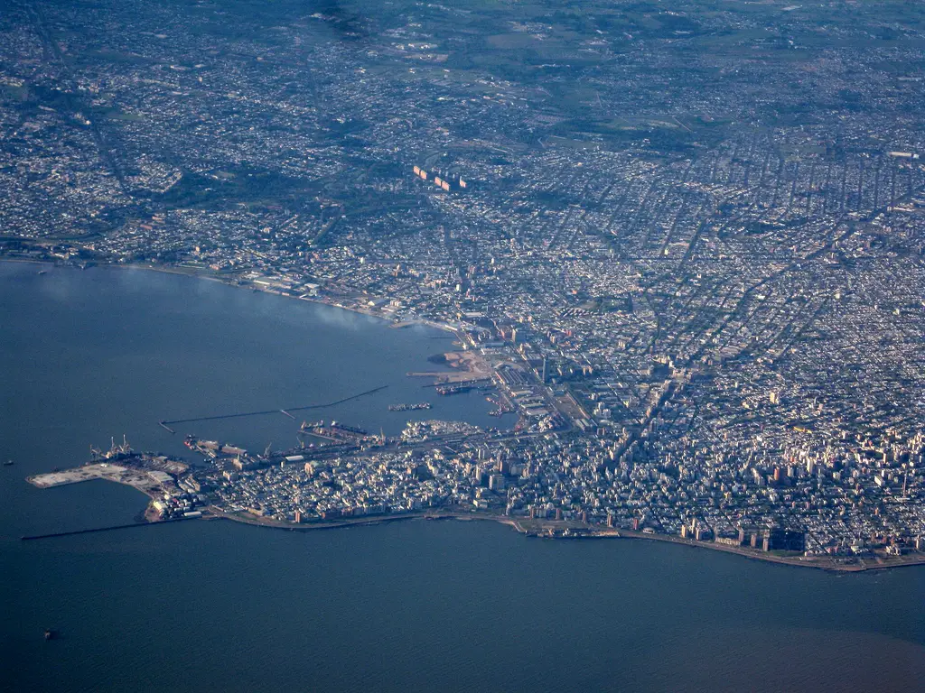 Vista aérea de Montevideo, con el puerto y la bahía. Foto: Rabble / Wikimedia Commons (CC BY-SA 2.0) (archivo)