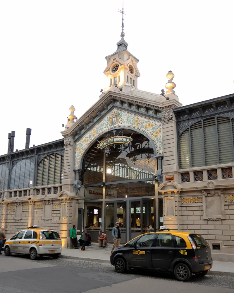 Entrada del Mercado Agrícola de Montevideo, referente del consumo de alimentos en Uruguay. El IPC aumentó 0,24% en agosto de 2026. Foto: Fedaro / Wikimedia Commons (CC BY-SA 3.0)