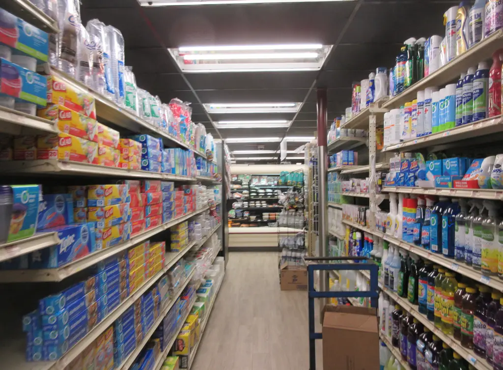 Persona compara precios de alimentos en un supermercado. Foto: Infrogmation vía Wikimedia Commons (CC BY-SA 4.0)