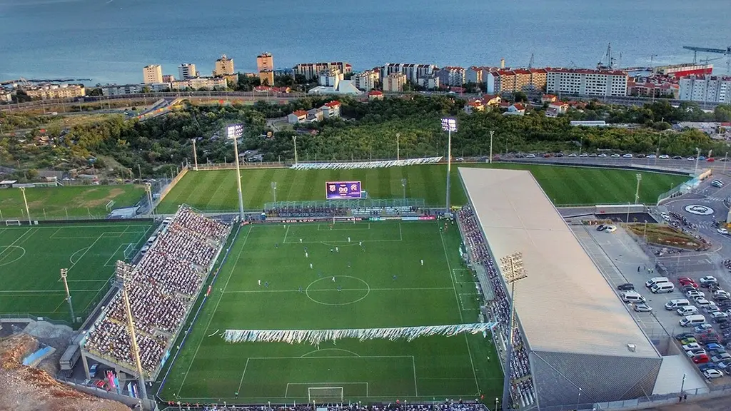 Vista aérea del estadio HNK Rijeka, en Rujevica, con las tribunas llenas y el mar Adriático al fondo. Foto: Dragan Janjušević / Wikimedia Commons (CC BY-SA 4.0) (archivo)