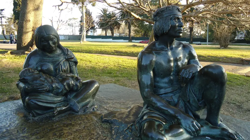 Esculturas de bronce de Guyunusa, con su hija en brazos, y de Tacuabé en el monumento Los últimos charrúas del Prado, en Montevideo. Foto: KoPower / Wikimedia Commons (CC BY-SA 3.0) (archivo)
