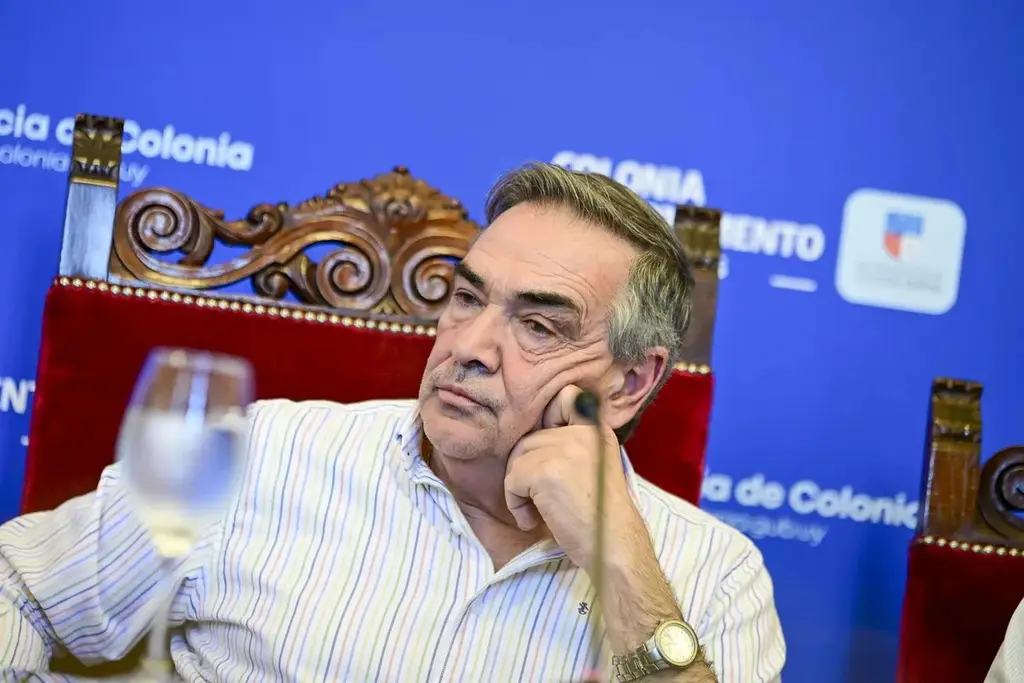 El intendente de Colonia, Guillermo Rodríguez, durante una conferencia en la Intendencia (archivo, octubre de 2025). Foto: Ignacio Dotti