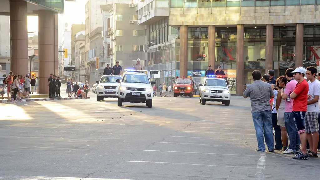 Patrulleros policiales desfilan por una avenida de Montevideo durante el Día de la Policía Nacional (archivo). Foto: VazquezUruguay / Wikimedia Commons (CC BY-SA 3.0)