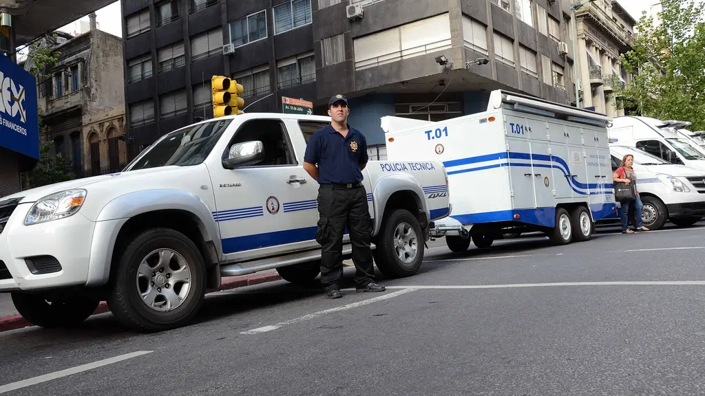 Un policía junto a vehículos de la Policía Técnica en una calle de Montevideo (archivo). Foto: VazquezUruguay / Wikimedia Commons (CC BY-SA 3.0)