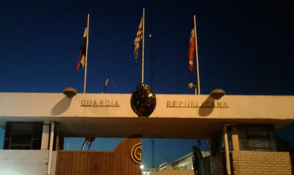 Portón de acceso a la sede de la Guardia Republicana, unidad del Ministerio del Interior, en Montevideo. Foto: Supuseque / Wikimedia Commons (CC BY-SA 4.0) (archivo)