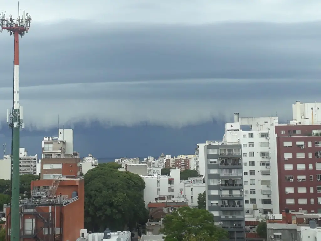 Nubes de tormenta sobre una ciudad, con un frente oscuro y bajo. Foto: archivo