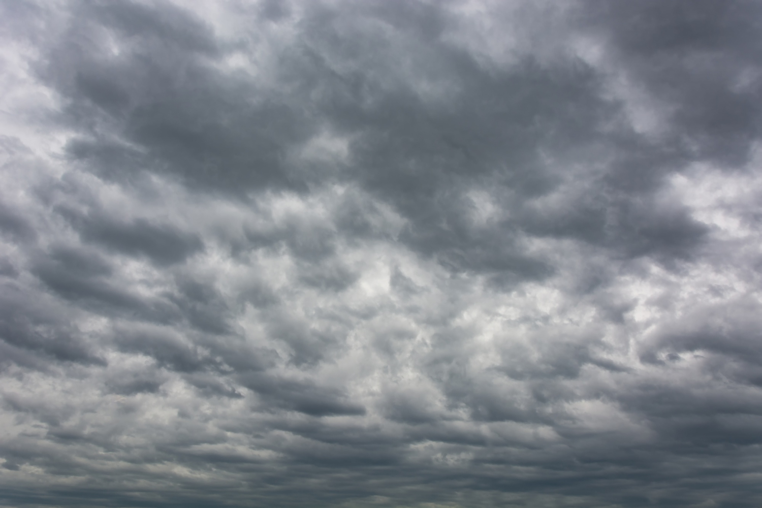 Escena de pronóstico del tiempo con nubes de tormenta y lluvia en Uruguay. Foto: Inumet
