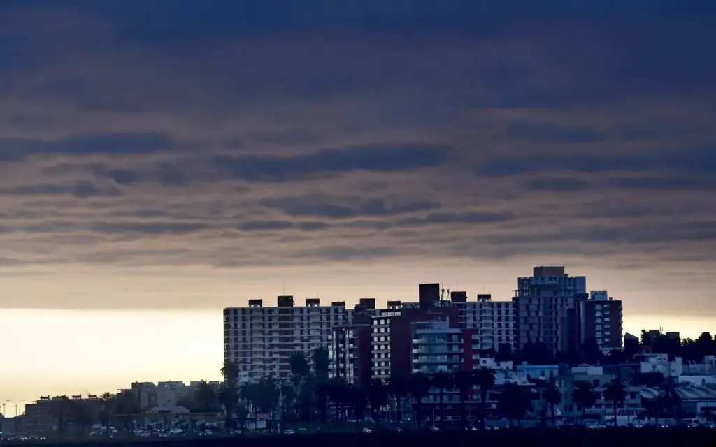 Nubes cargadas sobre los edificios de la rambla de Montevideo en una jornada de mal tiempo (archivo). Foto: Estefanía Leal (archivo)