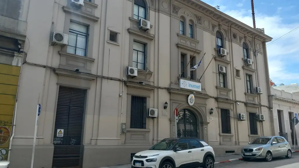 Fachada de la sede central del Instituto Uruguayo de Meteorología (Inumet) en Montevideo. Foto: Gobonobo / Wikimedia Commons (CC BY-SA 3.0)