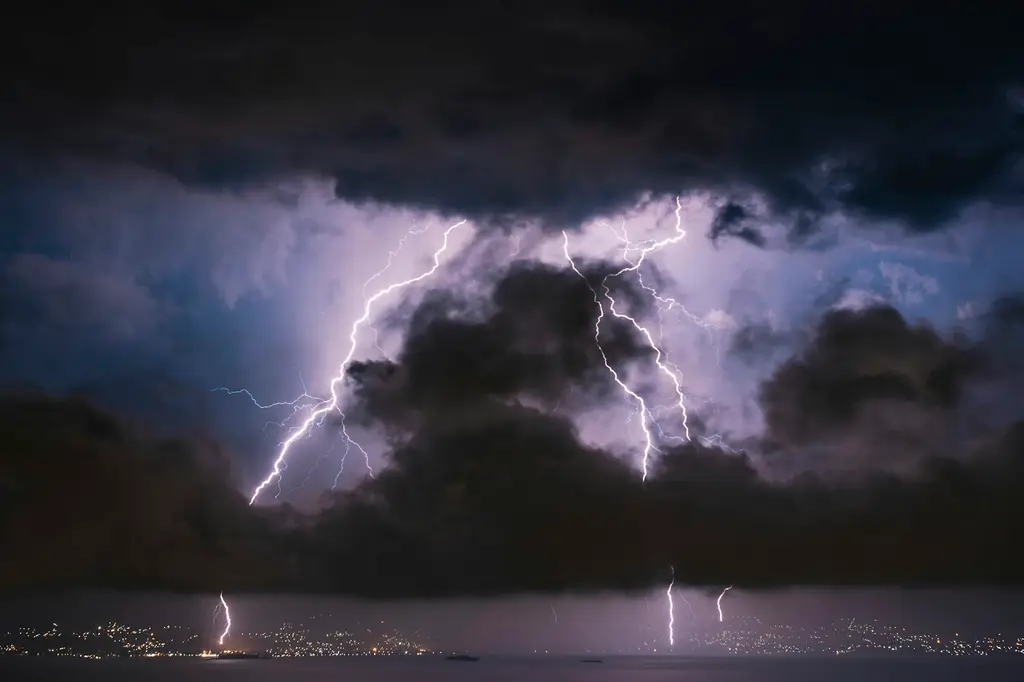 Cielo de tormenta sobre un campo. Foto: Unsplash