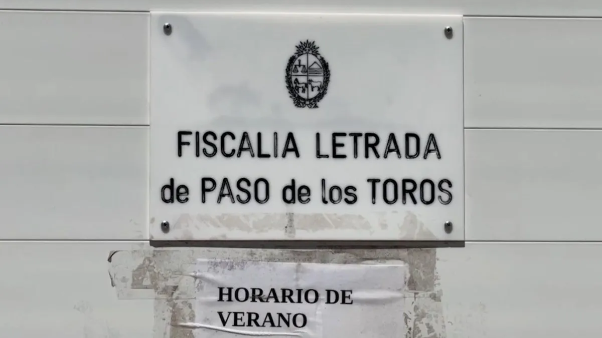 Policía en un descampado con un arma de reglamento y un hombre en el suelo. Foto: Subrayado