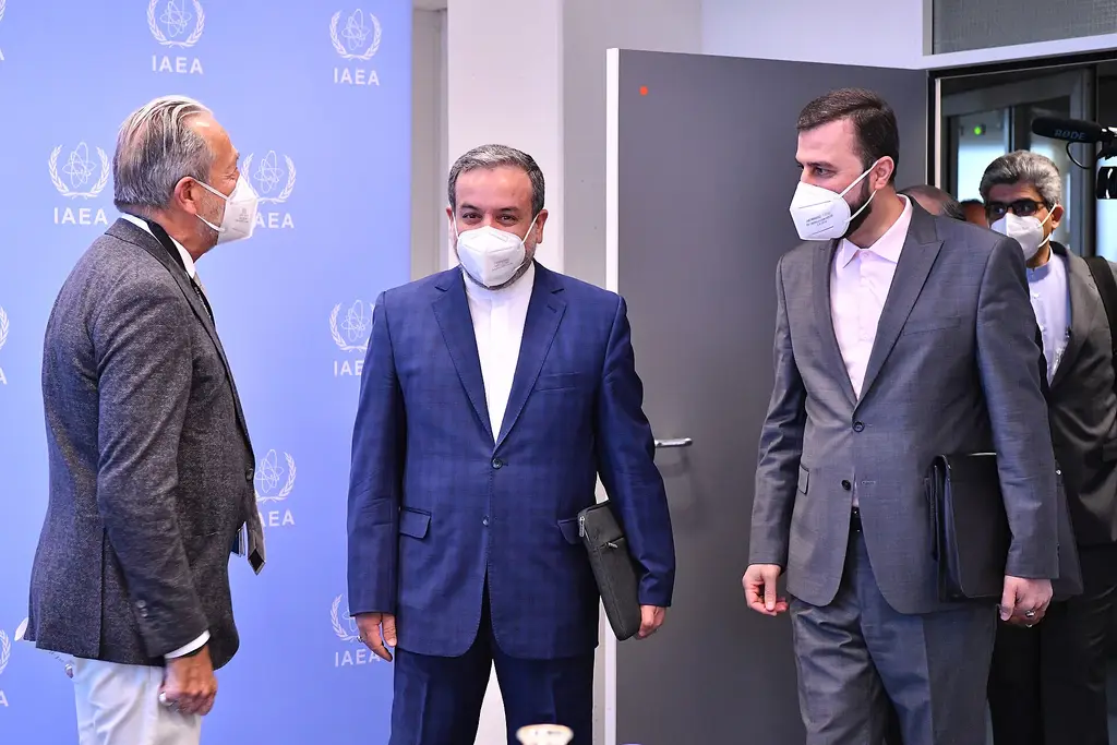 Abbas Araqchi (centro), entonces viceministro de Exteriores de Irán, llega a una reunión en la sede del Organismo Internacional de Energía Atómica en Viena, en mayo de 2021 (archivo). Foto: OIEA (CC BY 2.0)