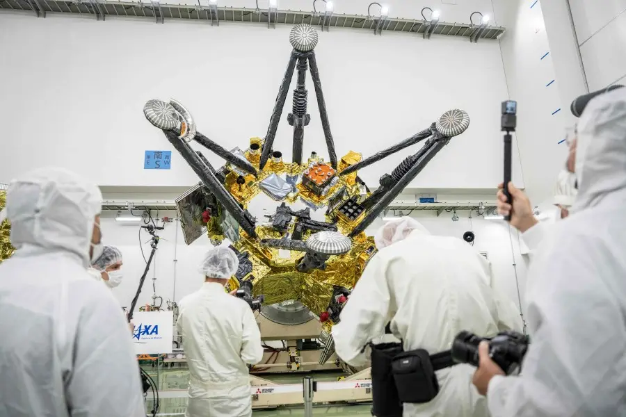 Técnicos de la agencia espacial japonesa rodean la sonda de la misión a las lunas de Marte. Foto: El País