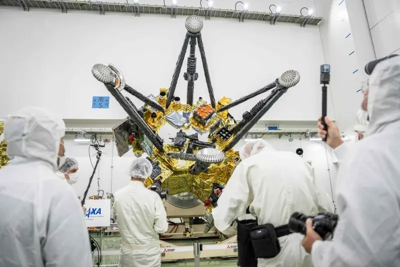 Técnicos de la agencia espacial japonesa rodean la sonda de la misión a las lunas de Marte. Foto: El País