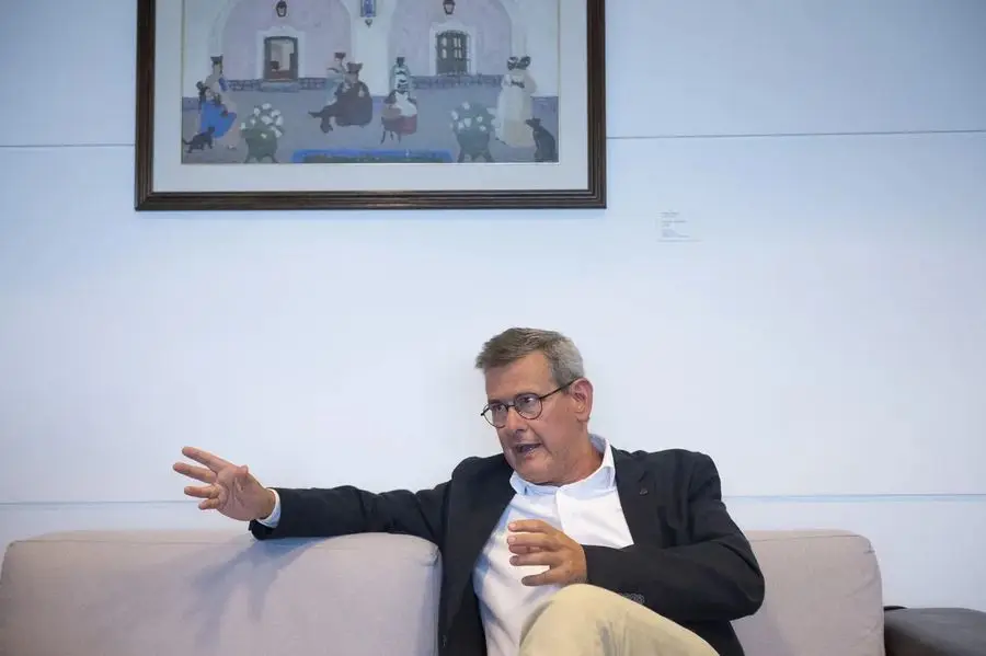 Jorge Díaz, con saco negro y anteojos, habla sentado en un sillón, en una imagen de archivo. Foto: la diaria