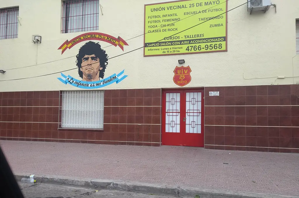 Mural con el rostro de Diego Maradona en la fachada de un club de barrio en Carapachay, en el Gran Buenos Aires. Foto: Fernando Martello / Wikimedia Commons (CC BY-SA 4.0) (archivo)