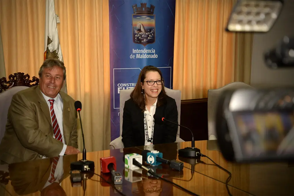 Enrique Antía, entonces intendente de Maldonado, en una conferencia de prensa en la Intendencia. Foto: Embajada de los Estados Unidos en Uruguay / Wikimedia Commons (dominio público) (archivo)