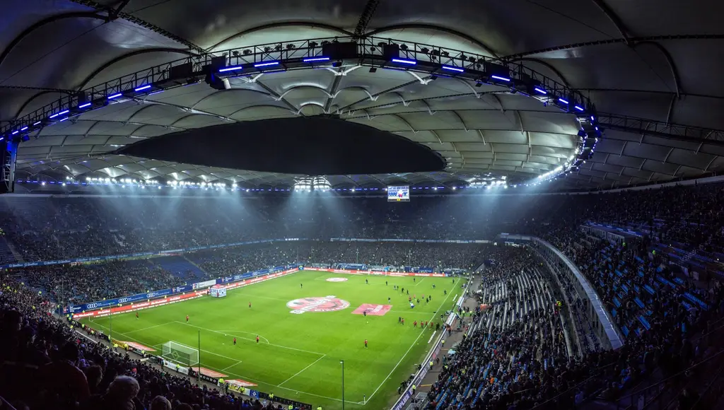 Cancha de fútbol vista desde la tribuna. Foto: Unsplash