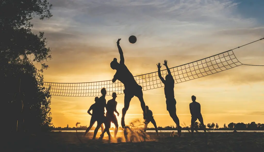 Guantes deportivos sobre superficie. Foto: Unsplash