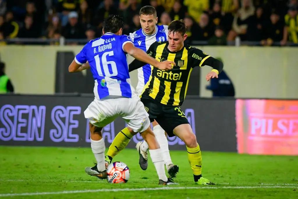 Peñarol, de amarillo y negro, en una imagen de archivo. Foto: El País
