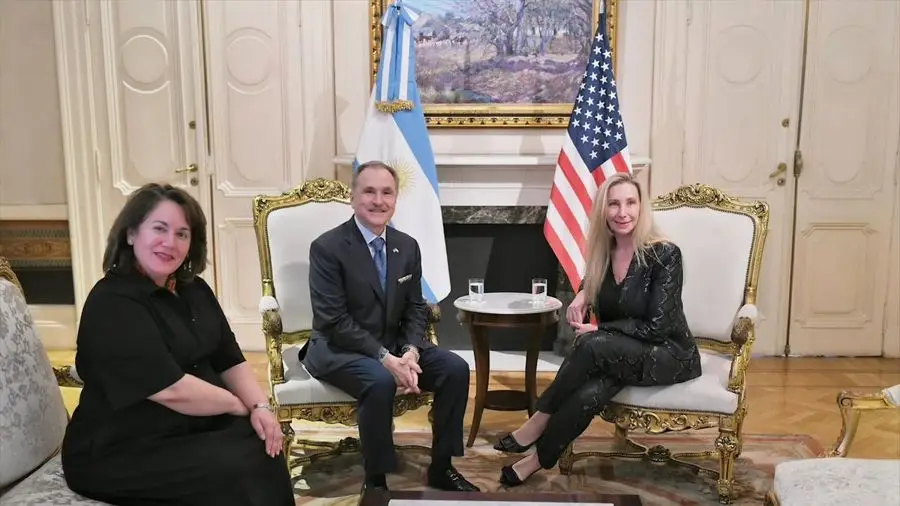 Peter Lamelas, al centro, y Karina Milei, a la derecha, con las banderas de Argentina y de Estados Unidos. Foto: Ámbito
