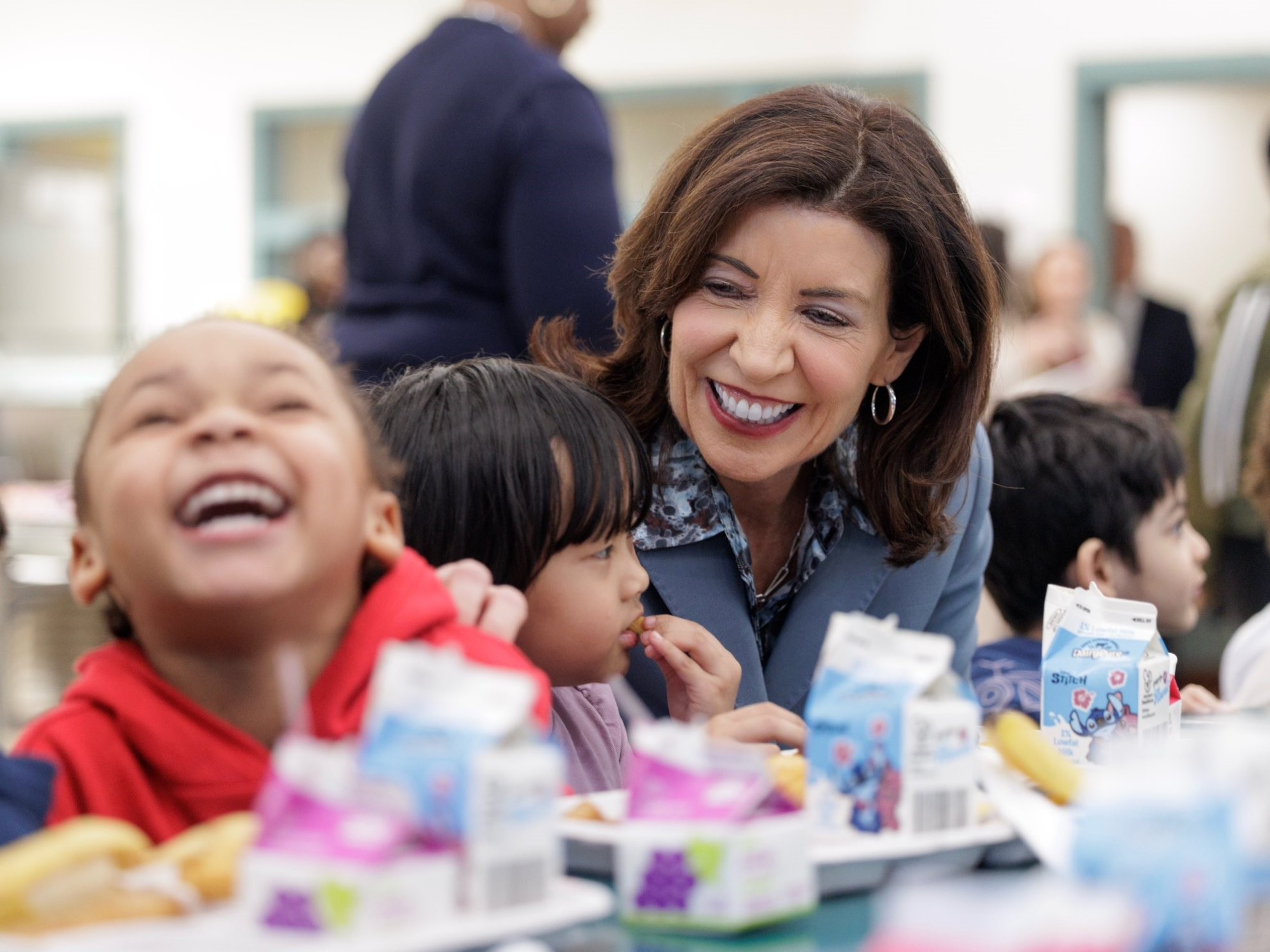Estudiantes en una cafetería escolar disfrutando de comidas saludables. Foto: La Nación