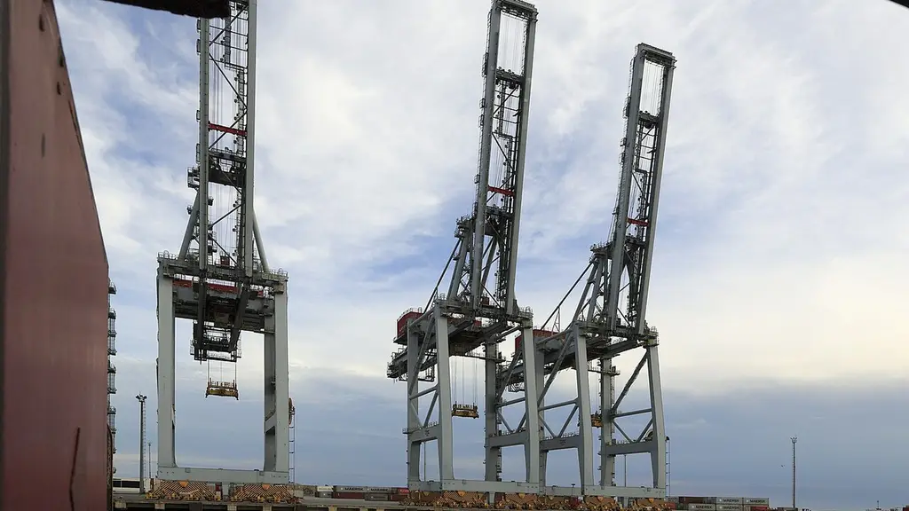 Grúas pórtico de contenedores en el puerto de Montevideo. Foto: Falk2 / Wikimedia Commons (CC BY-SA 3.0 de) (archivo)