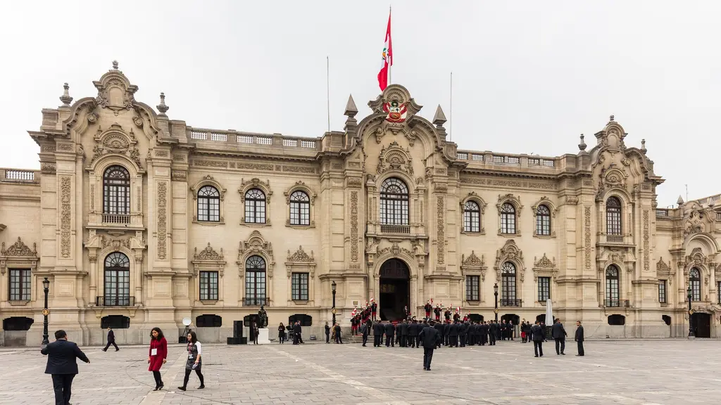 Fachada del Palacio de Gobierno del Perú, en la Plaza de Armas de Lima, con la bandera peruana en lo alto y la escolta presidencial frente a la puerta. Foto: Diego Delso / Wikimedia Commons (CC BY-SA 4.0) (archivo)