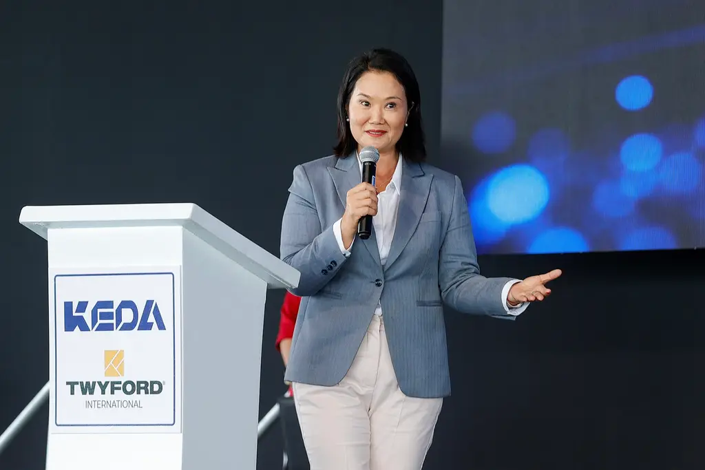 La presidenta de Perú, Keiko Fujimori, habla con un micrófono en la mano durante un acto oficial. Foto: Ministerio de la Producción del Perú / Wikimedia Commons (dominio público) (archivo)