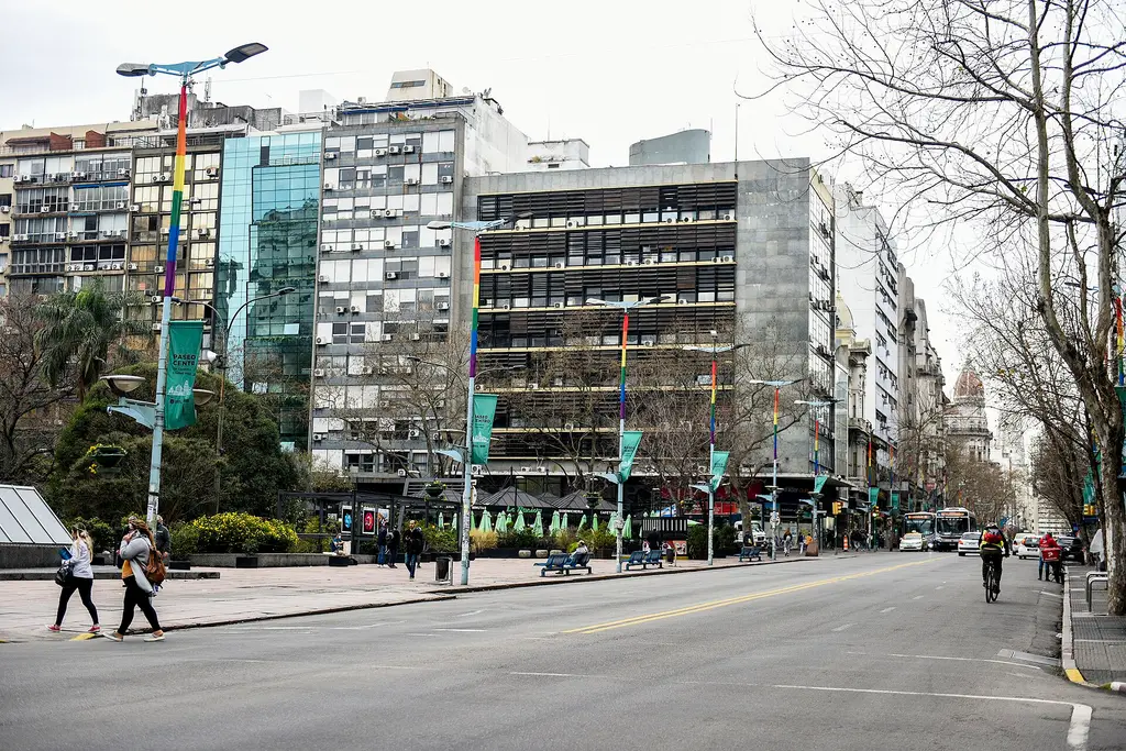 Avenida 18 de Julio, en el Centro de Montevideo, donde se ubican varios de los kioscos habilitados a vender nuevos productos. Foto: Intendencia de Montevideo / Wikimedia Commons (CC BY-SA 4.0) (archivo)