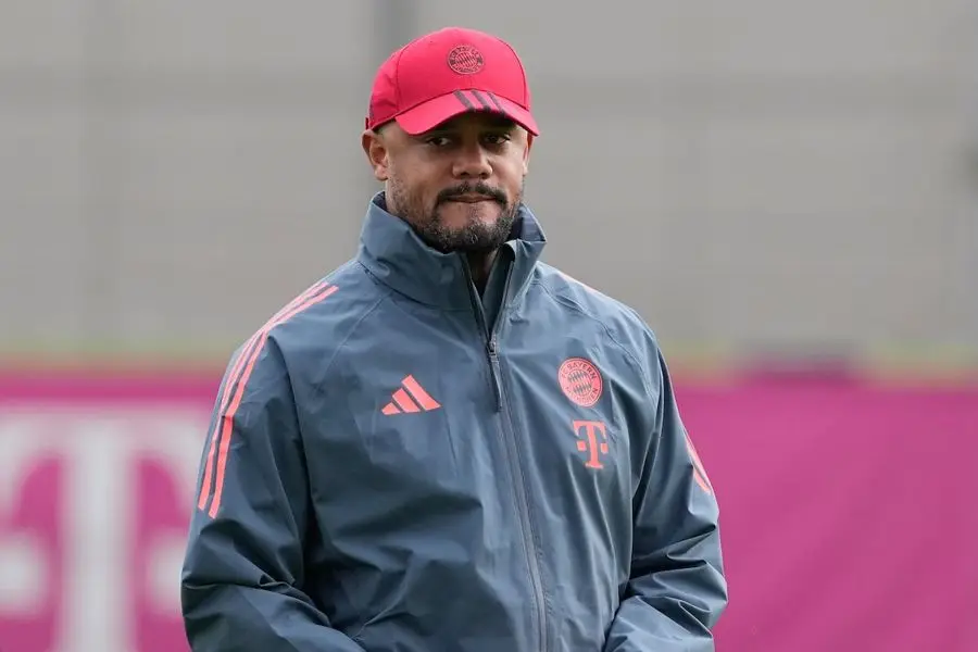 Vincent Kompany, con gorra roja y campera del Bayern, en el campo de entrenamiento. Foto: La Nación