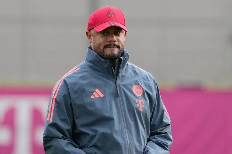 Vincent Kompany, con gorra roja y campera del Bayern, en el campo de entrenamiento. Foto: La Nación