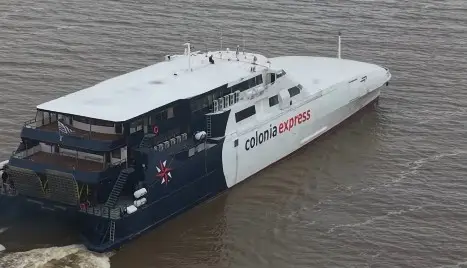 Un ferry de Colonia Express navega en el río. Foto: El País