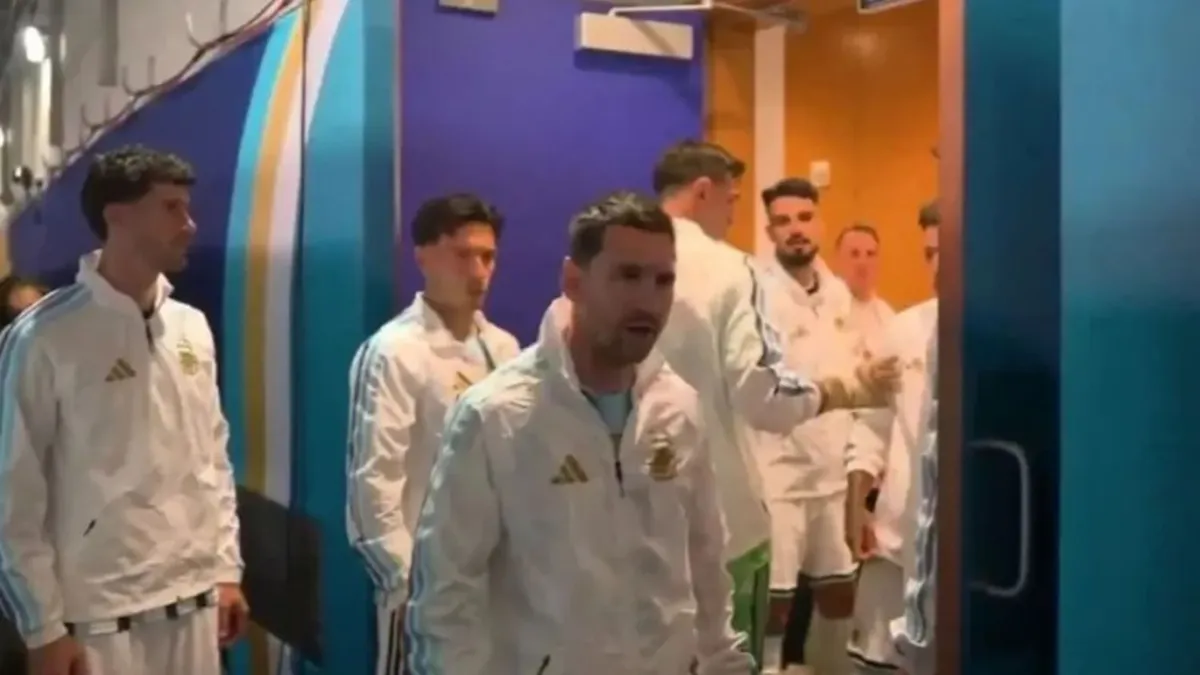 Lionel Messi arengando a sus compañeros en el vestuario antes de la final del Mundial 2026. Foto: Ámbito