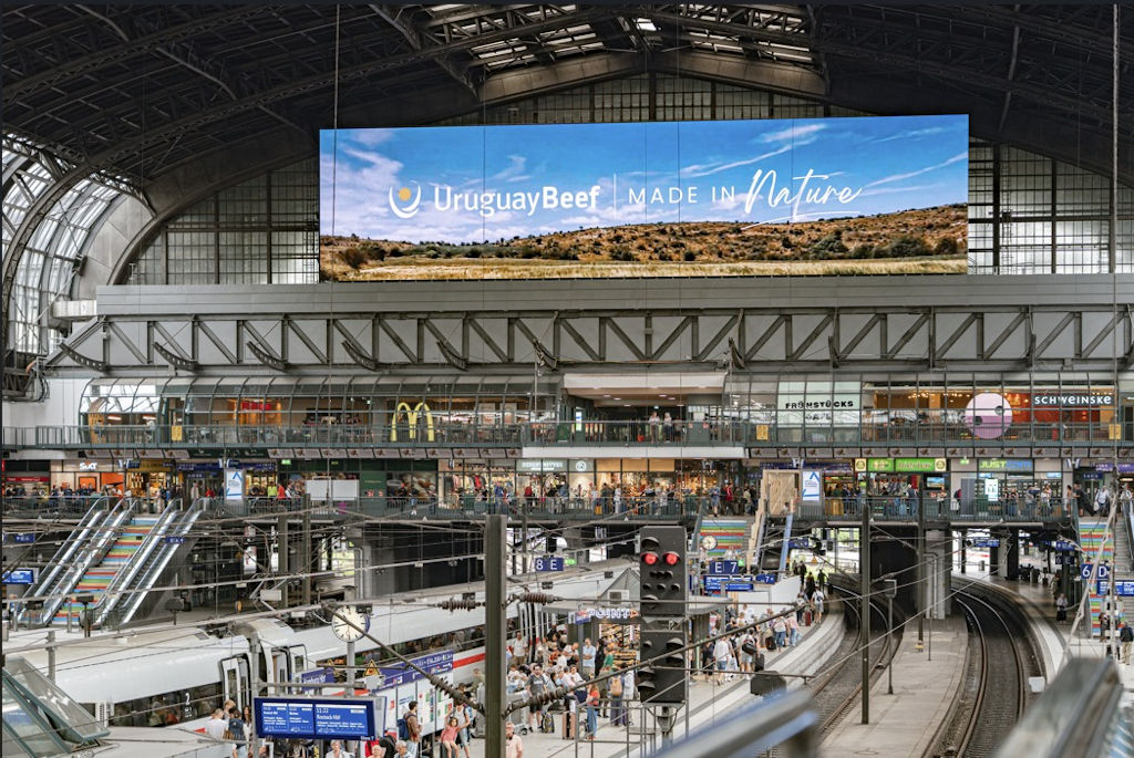 La pantalla LED más grande de Alemania en la estación central de Hamburgo, promocionando la carne uruguaya. Foto: El País