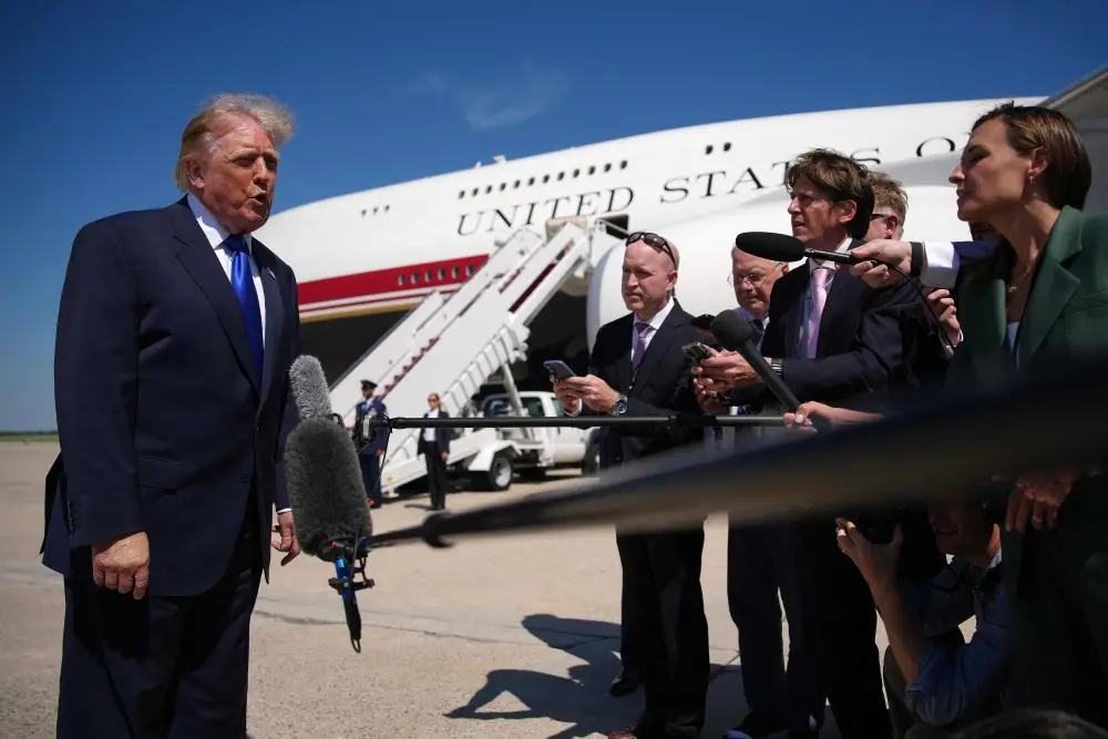 Donald Trump habla con la prensa frente al avión presidencial. Foto: El País