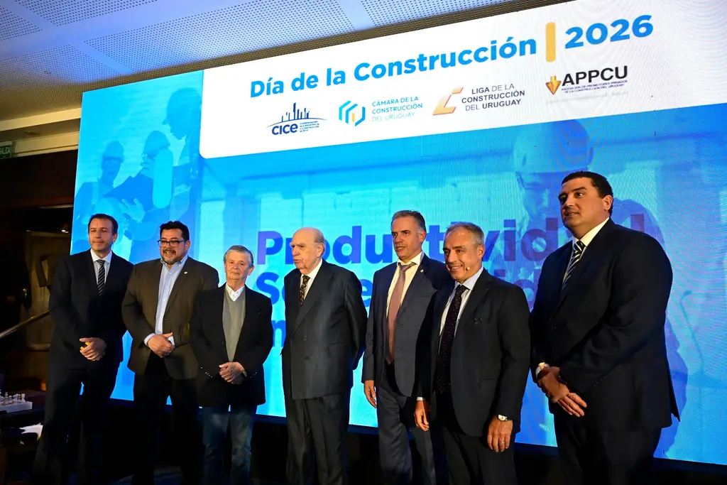 Autoridades en el Día de la Construcción. Foto: El País
