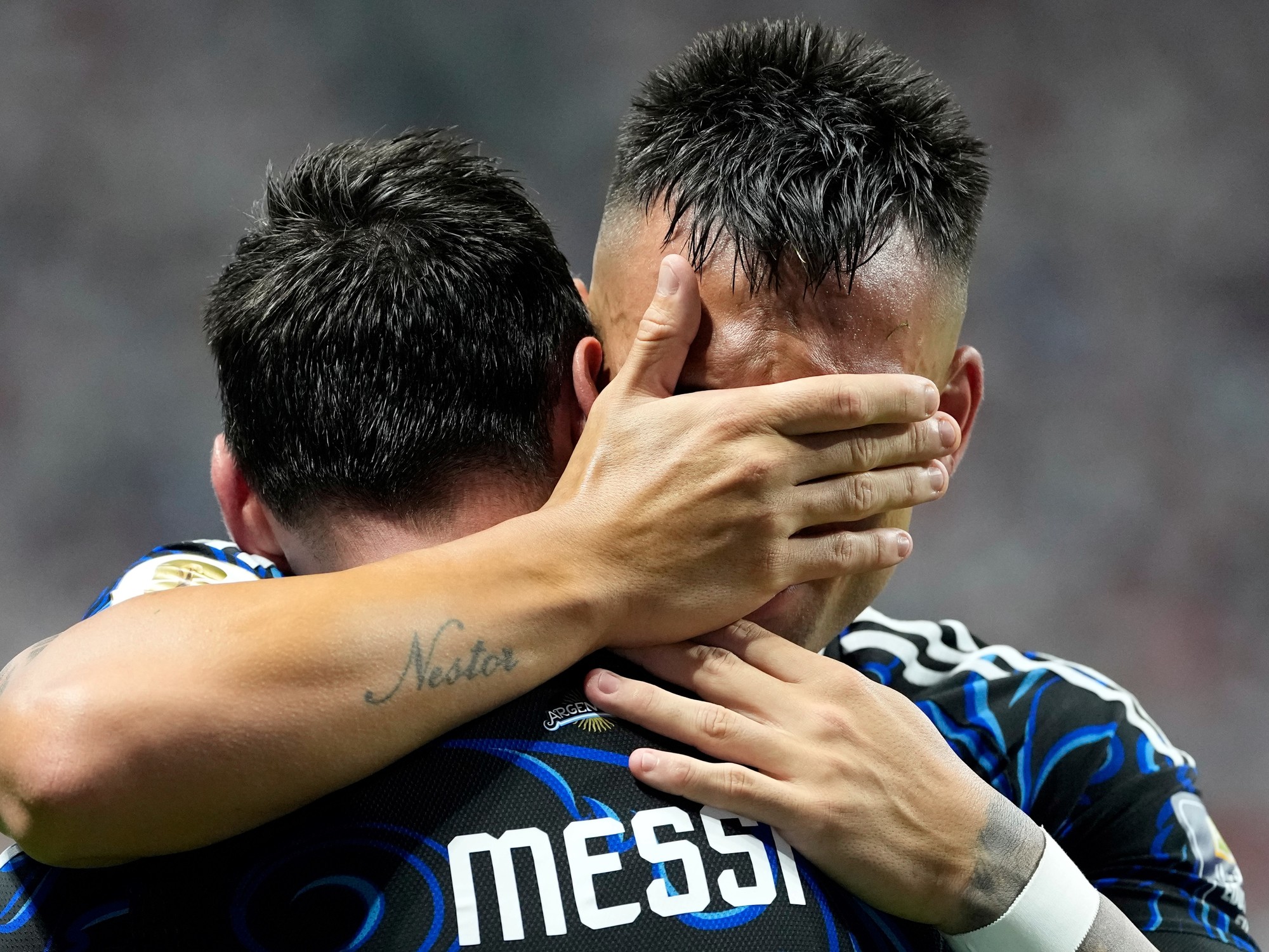 Jugadores de fútbol celebrando en un vestuario. Foto: Clarín